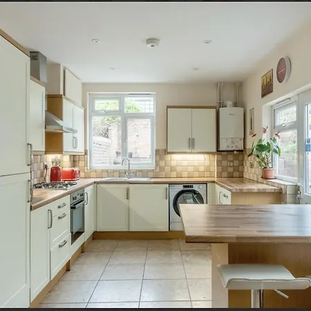 Serene With Garden Holiday home Bristol