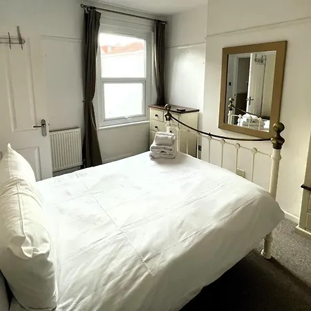 Serene With Garden Holiday home Bristol