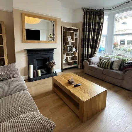 Serene With Garden Holiday home Bristol